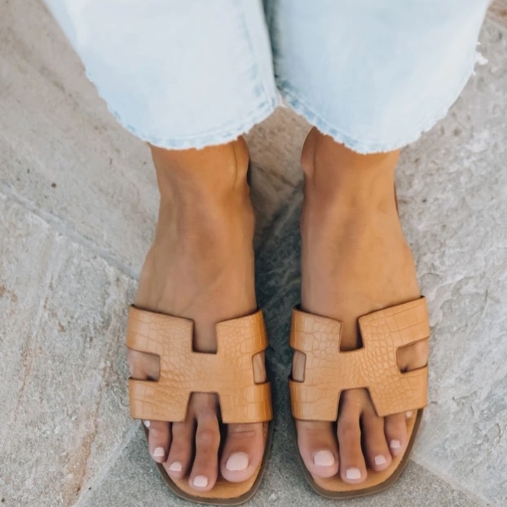 Vici FAUSTA CROC EMBOSSED SLIDE SANDAL - CAMEL